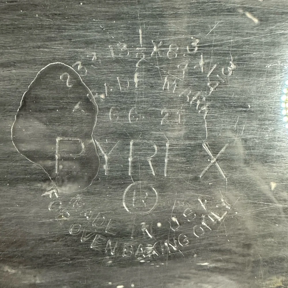 Vintage Pyrex rectangular glass oven dish 16x9x2